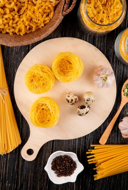 Italienische Pasta Tagliolini mit Eiern Knoblauch Farfallini Spaghetti trockene Kräuter Draufsicht
