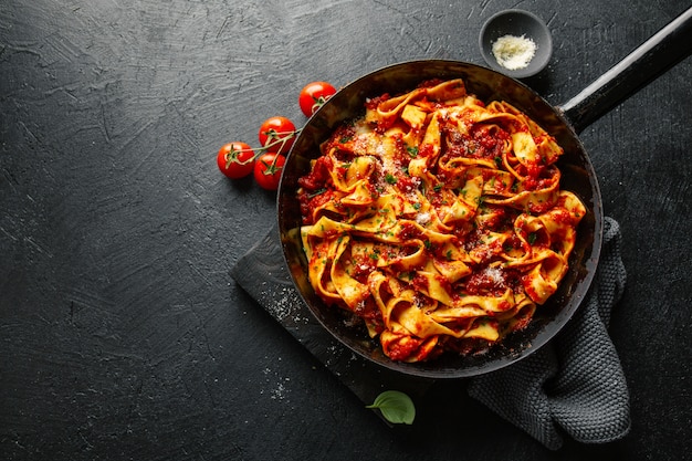 Italienische Spaghetti mit Tomatensauce in der Pfanne