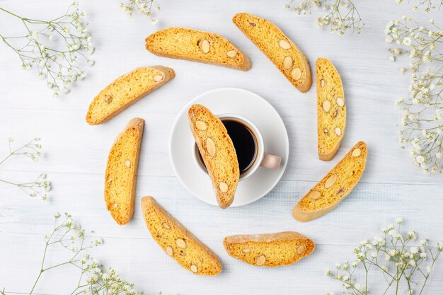 Italienische toskanische traditionelle Kekse Cantuccini mit Mandeln, eine Tasse Kaffee auf Licht