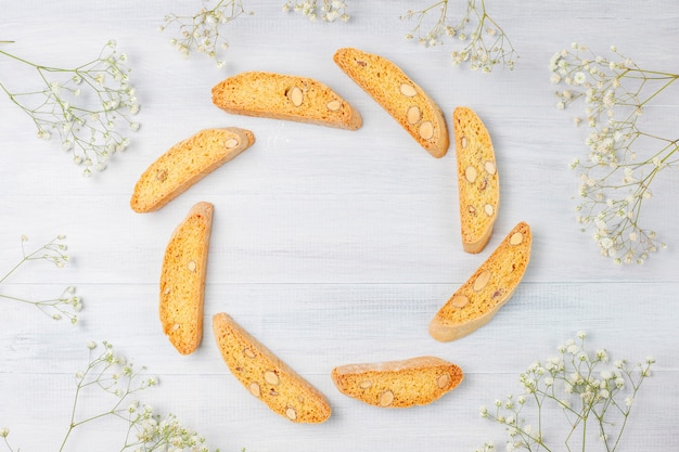 Italienische toskanische traditionelle Kekse Cantuccini mit Mandeln, eine Tasse Kaffee auf Licht