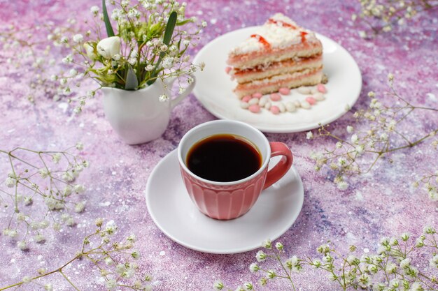 Italienische toskanische traditionelle Kekse Cantuccini mit Mandeln, eine Tasse Kaffee auf Licht