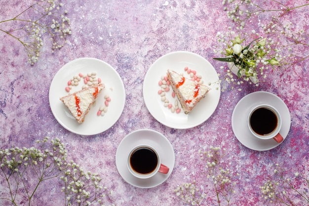 Italienische toskanische traditionelle Kekse Cantuccini mit Mandeln, eine Tasse Kaffee auf Licht