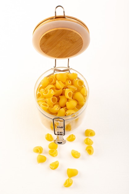 Kostenloses Foto italienische trockene nudeln der vorderansicht rohe gelbe nudeln innerhalb der schüssel auf dem weiß