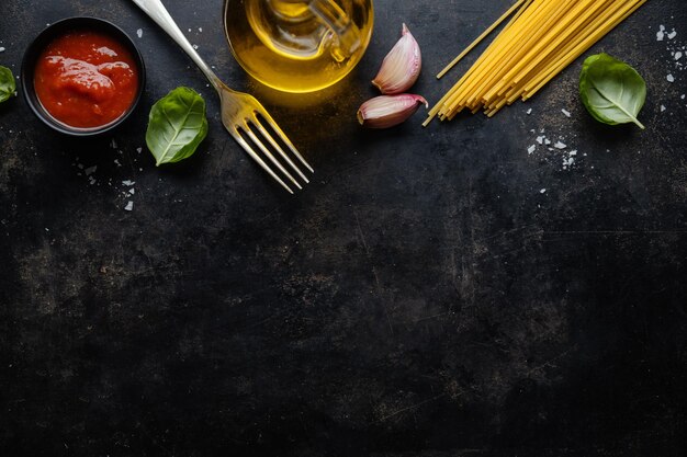 Italienischer Lebensmittelhintergrund mit Spaghettigewürzen und -soße Ansicht oben