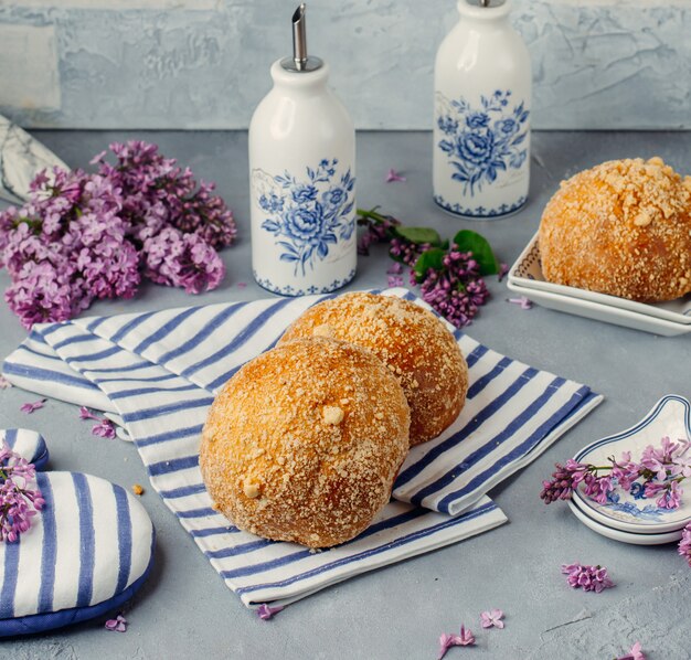 Italienisches bomboloni auf einem Gewebe mit Blumen herum.