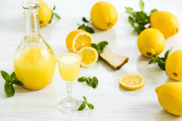 Italienisches traditionelles Likörlimoncello mit Zitrone