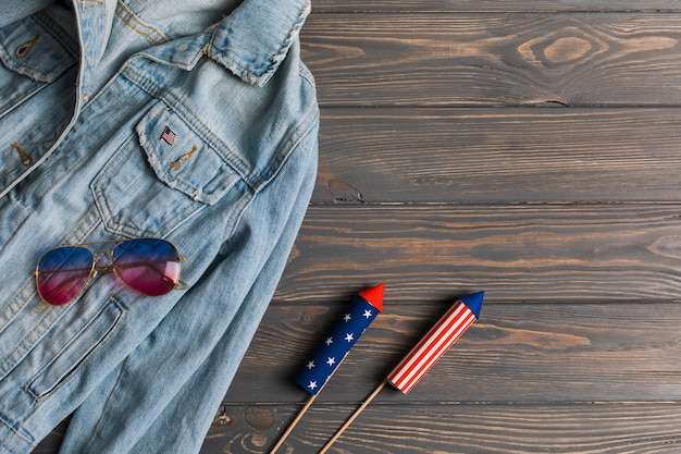 Kostenloses Foto jacke, sonnenbrille und feuerwerk auf dem tisch