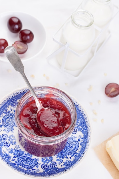 Jam Glas mit einem Löffel