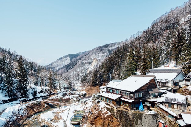 Japan-Dorf unter Schnee und Berg