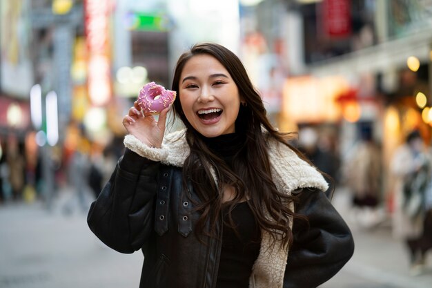 Japan-Jugendlicher, der Spaß in der Stadt hat