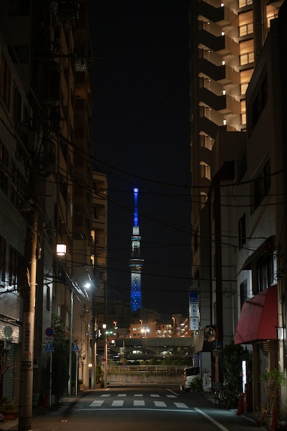 Kostenloses Foto japan stadt in der nacht mit leerer straße