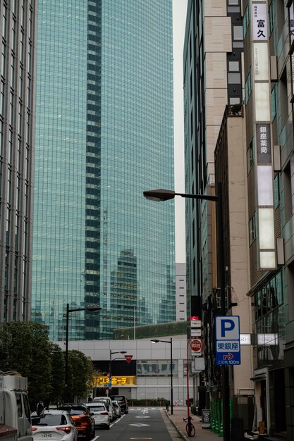 Japan Straße mit Autos und Wolkenkratzer