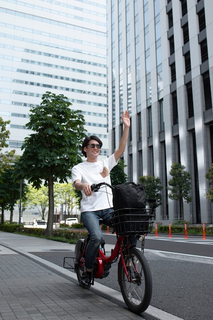 Japaner mit seinem fahrrad im freien