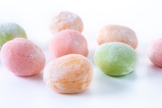 Japanische bunte Mochi isoliert auf weißem Hintergrund