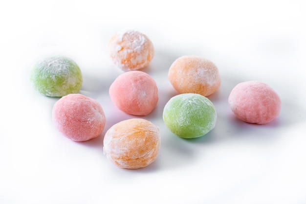 Japanische bunte Mochi isoliert auf weißem Hintergrund