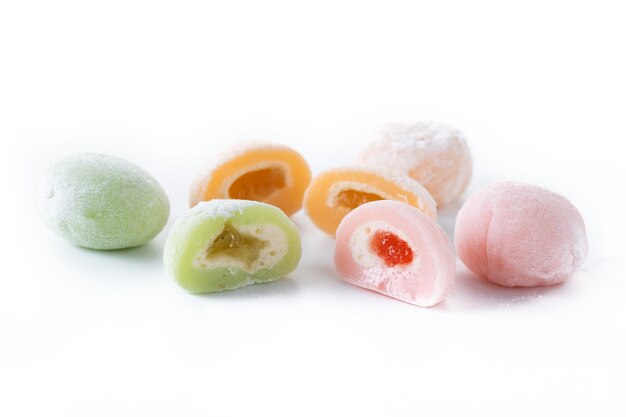 Japanische bunte Mochi isoliert auf weißem Hintergrund