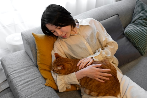 Japanische Frau aus der Vogelperspektive mit Katze