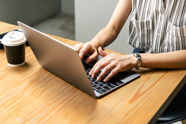 Japanische Frau, die an einem Laptop arbeitet