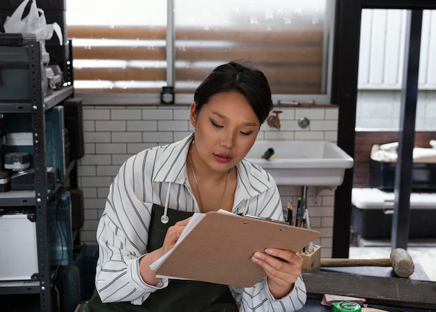 Kostenloses Foto japanische frau, die mittleren schuss schreibt