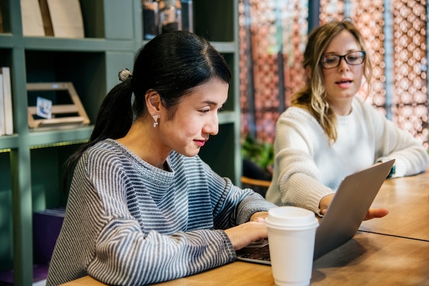 Japanische Frau in einem Café mit ihren Freunden