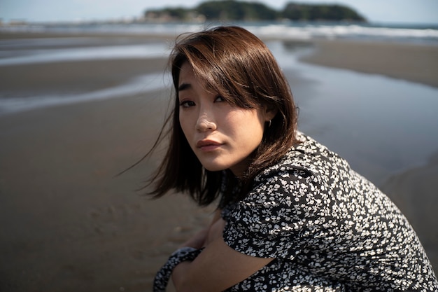 Kostenloses Foto japanische frau mit mittlerer aufnahme am meer