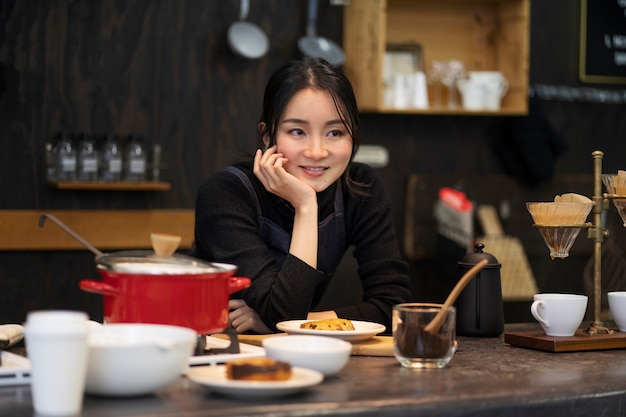 Japanische Frau posiert in einem Restaurant