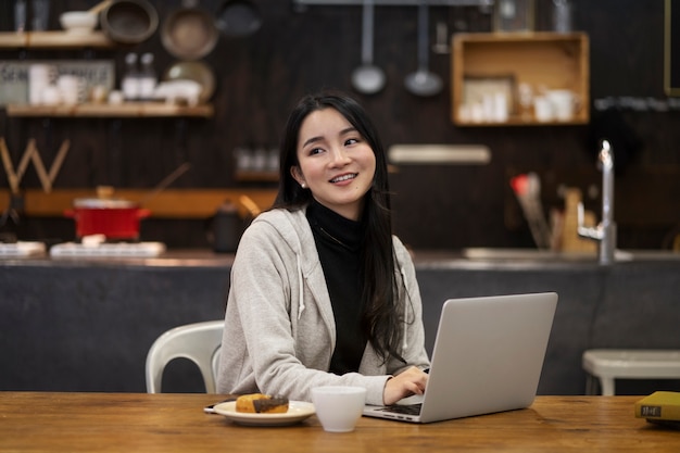 Kostenloses Foto japanische frau posiert in einem restaurant