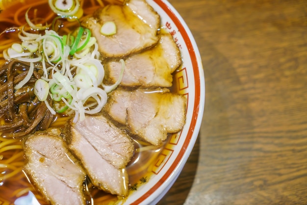 Kostenloses Foto japanische ramen nudel auf dem tisch