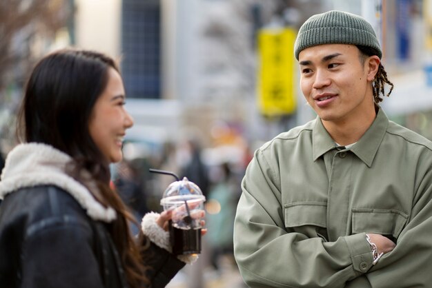 Japanische Teenagerfreunde, die Spaß haben