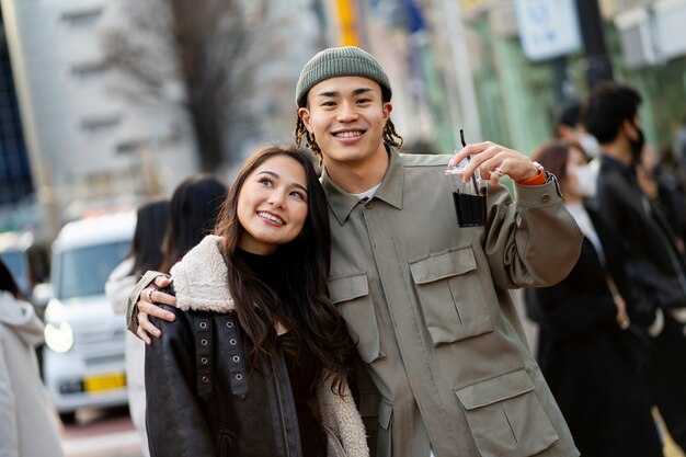 Japanische Teenagerfreunde, die Spaß haben