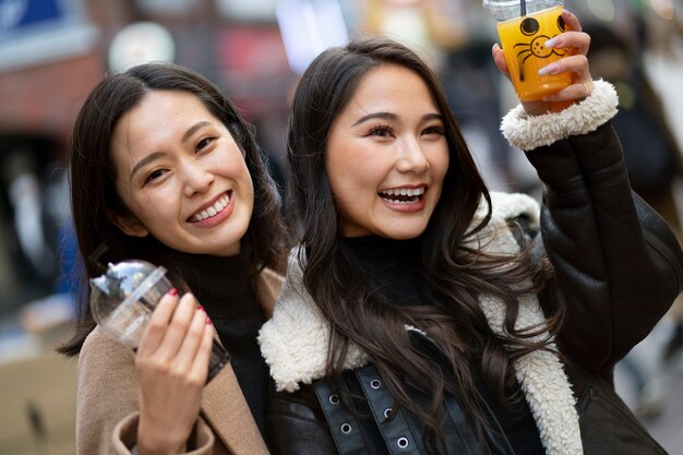 Japanische Teenagerfreunde, die Spaß haben