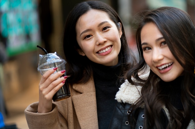 Japanische Teenagerfreunde, die Spaß haben