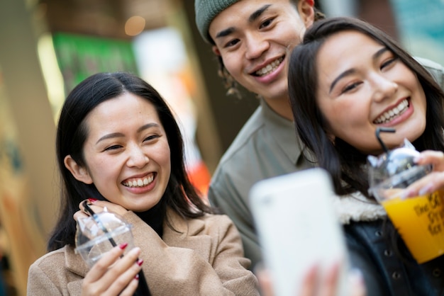 Kostenloses Foto japanische teenagerfreunde, die spaß haben