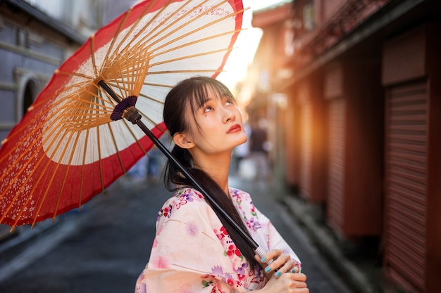 Japanische Wagasa-Regenschirmhilfe durch junge Frau