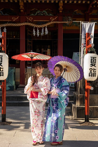 Japanische Wagasa-Regenschirmhilfe durch junge Frau