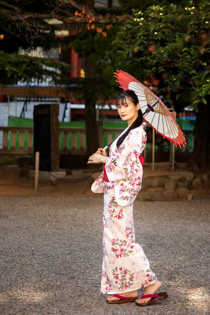 Japanische Wagasa-Regenschirmhilfe durch junge Frau