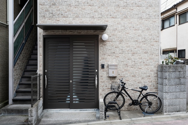 Japanischer Hauseingang und Fahrrad