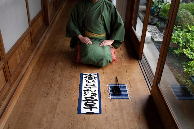 Japanischer Mann entspannt sich durch Handschrift auf einem Papier