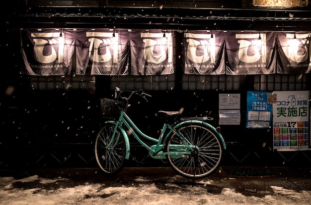 Japanischer Streetfood-Platz und Fahrrad