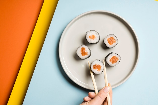 Kostenloses Foto japanischer sushiteller mit essstäbchen