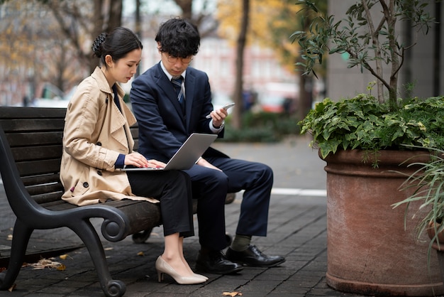 Japanisches Geschäftskonzept mit Geschäftspartnern