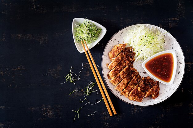 Japanisches Kotelett mit Kohl und Tonkatsu-Sauce. .