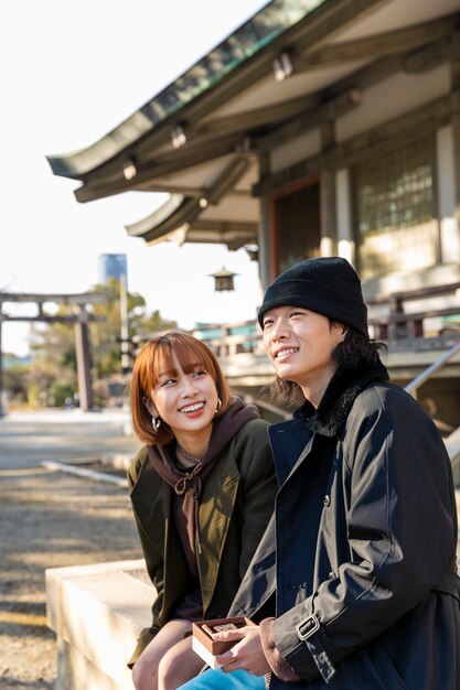 Japanisches Paar genießt ein Date im Freien