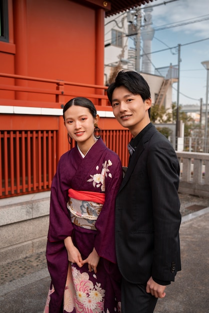 Japanisches Paar posiert im Freien und feiert den Tag der Volljährigkeit