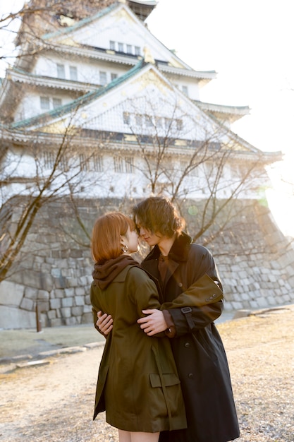 Japanisches Paar umarmt sich am weißen Tag im Freien