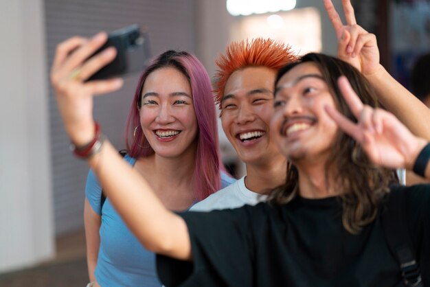 Japanisches Porträt der besten Freunde in urbaner Lage