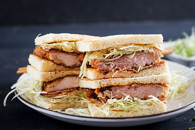 japanisches Sandwich mit paniertem Schweinekotelett, Kohl und Tonkatsu-Sauce.