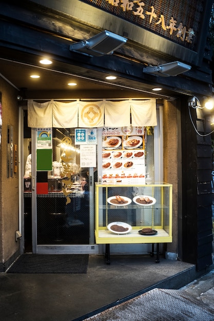 Japanisches Straßenrestaurant mit hellem Schild