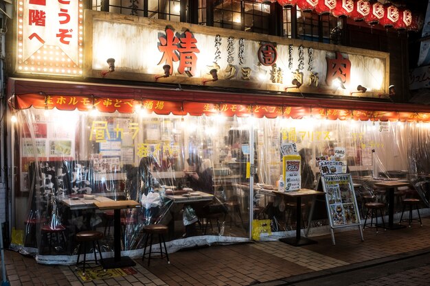 Japanisches Straßenrestaurant mit hohem Winkel