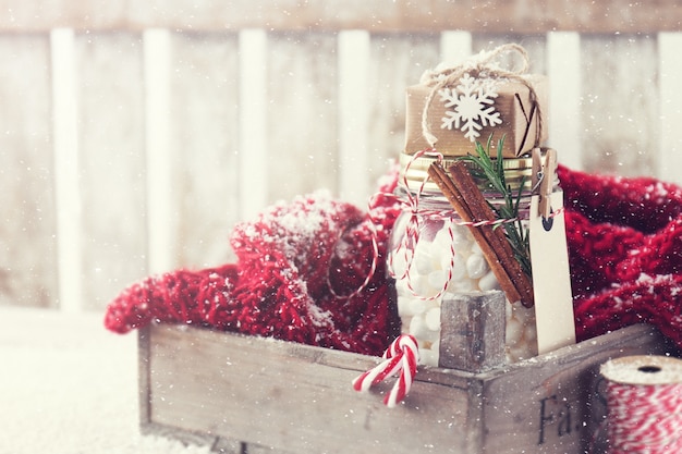 Jar mit eibisch und kleines geschenk mit weihnachtsschmuck,